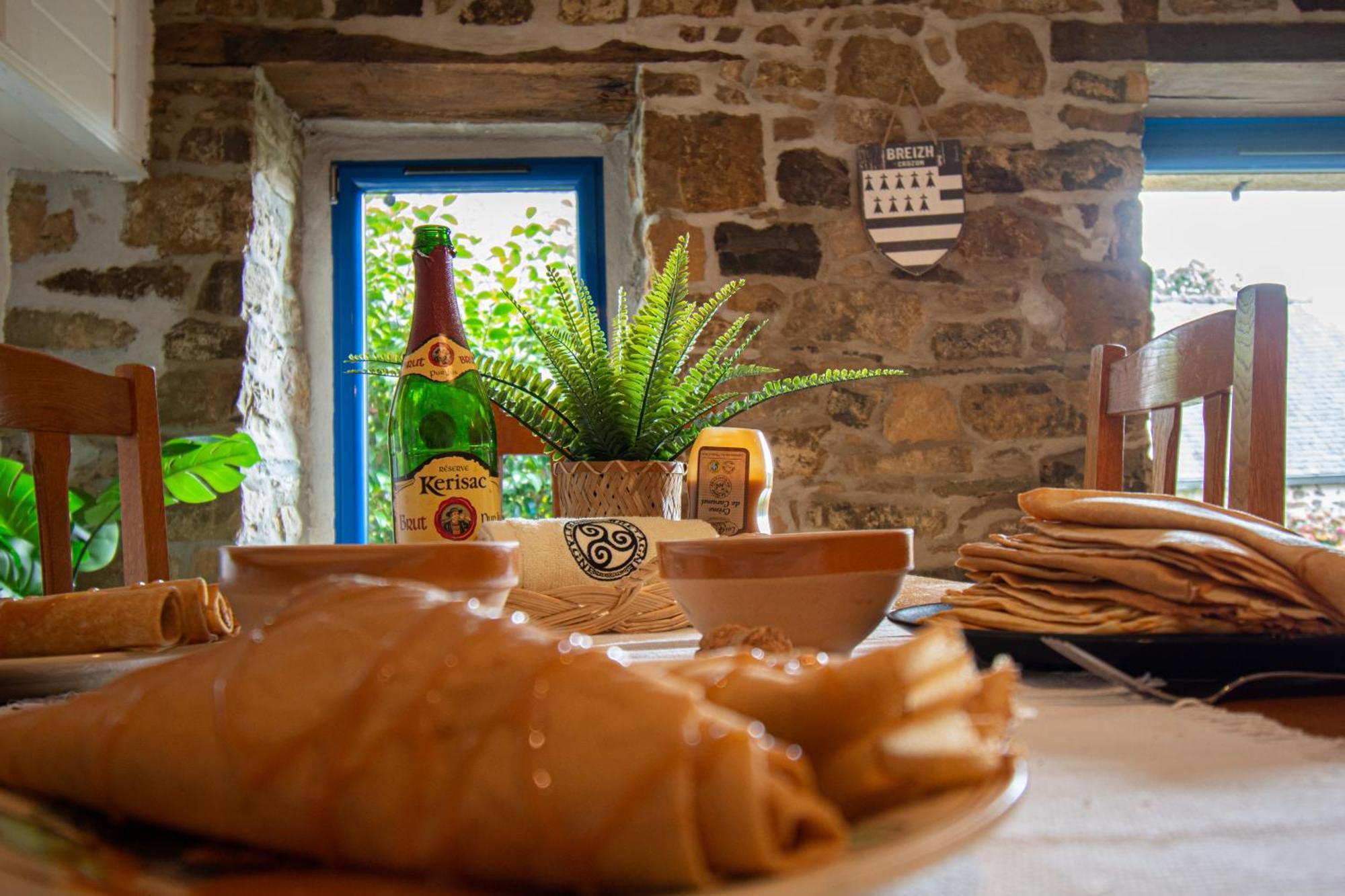 Ti Vaen I Maison Traditionnelle Bretonne & Sauna Lanvéoc Exteriör bild